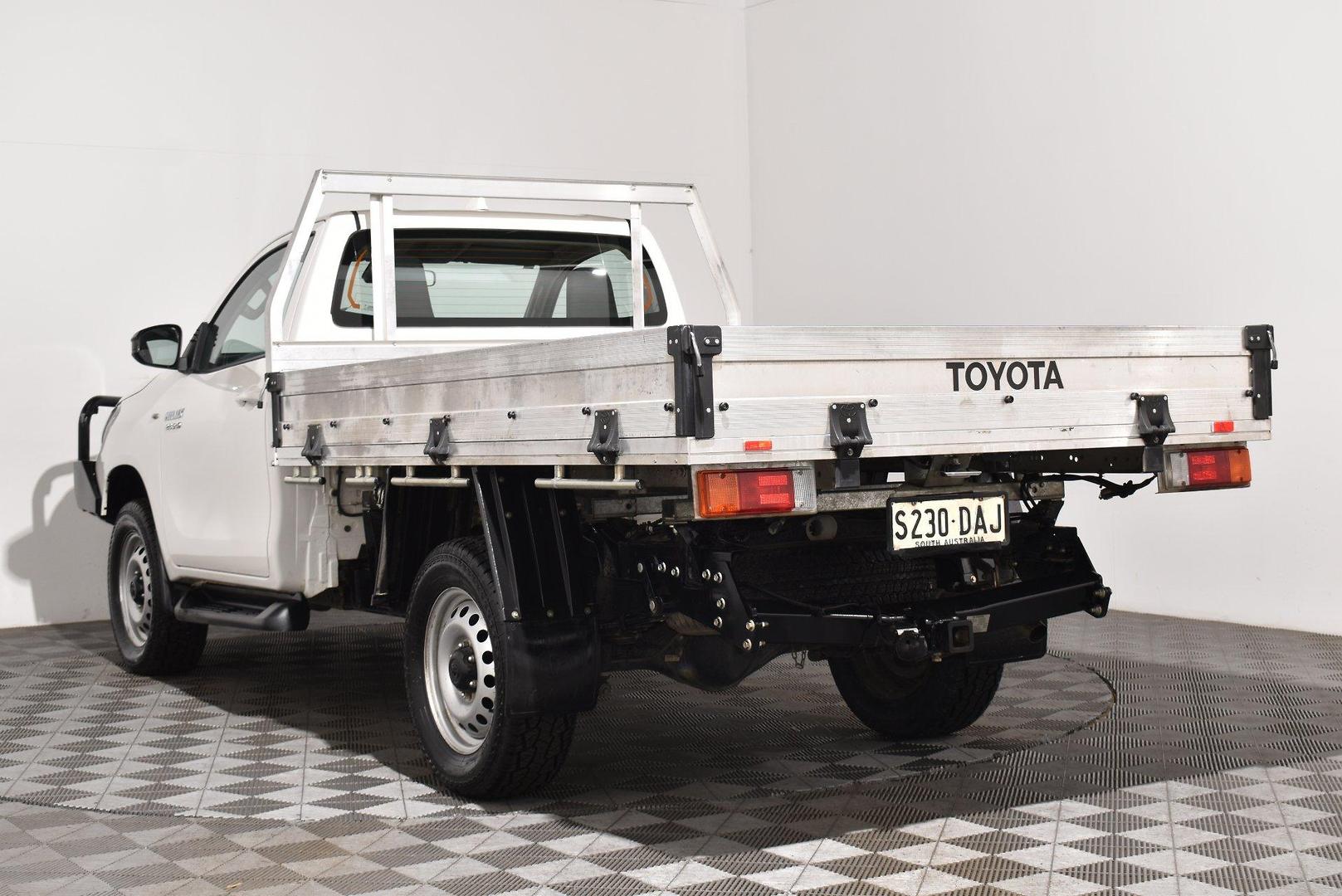 2023 Toyota Hilux SR — photo 13