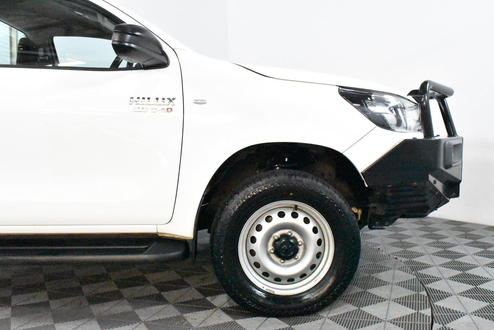2023 Toyota Hilux SR — photo 17