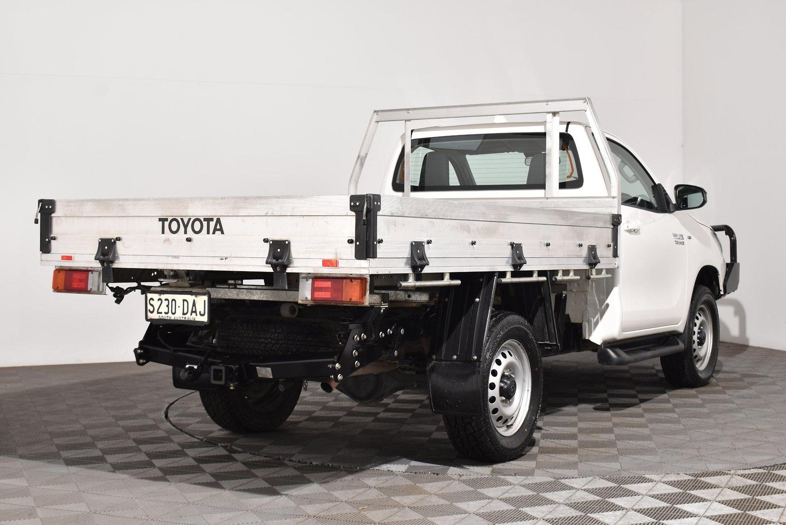 2023 Toyota Hilux SR — photo 2