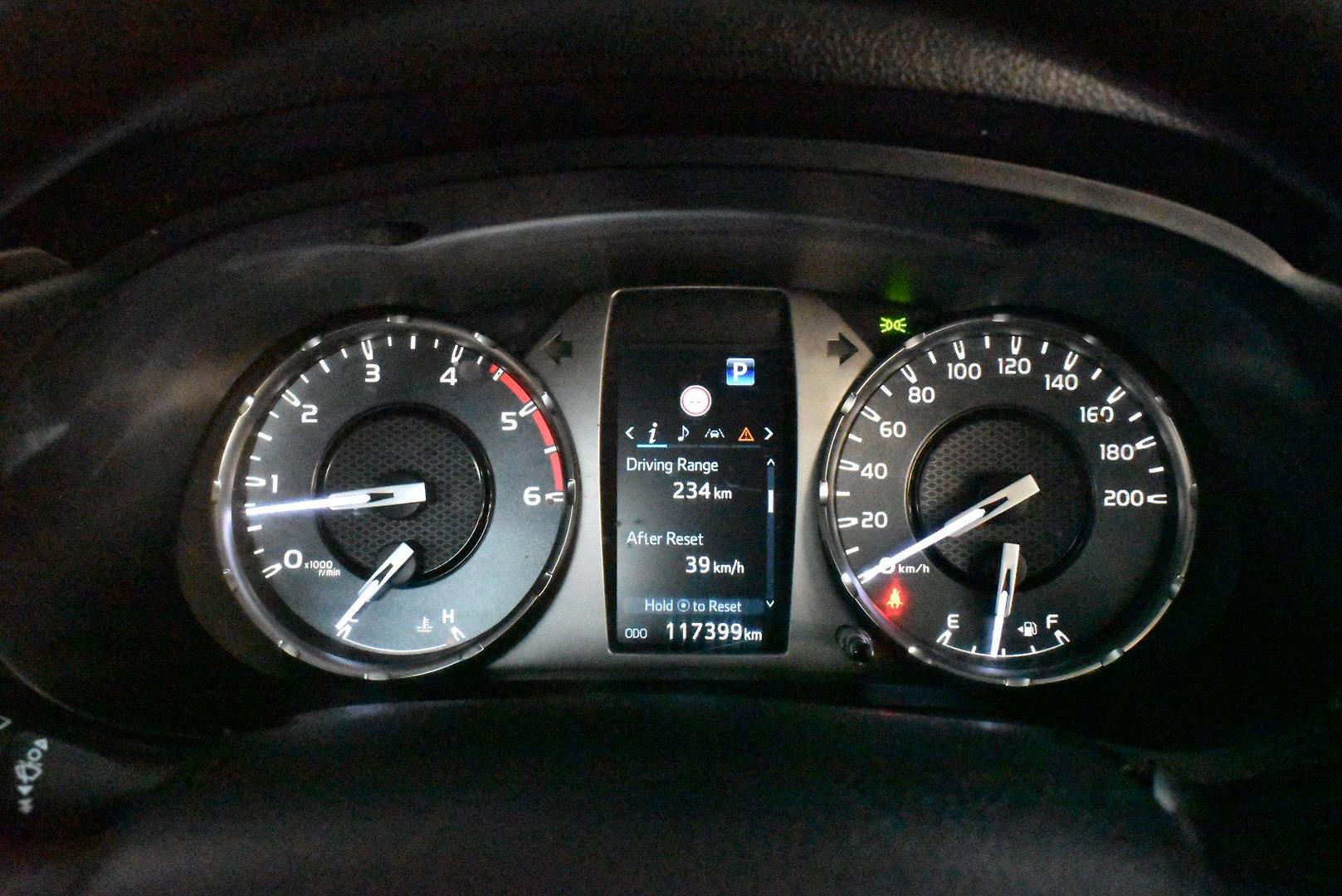 2023 Toyota Hilux SR — photo 23