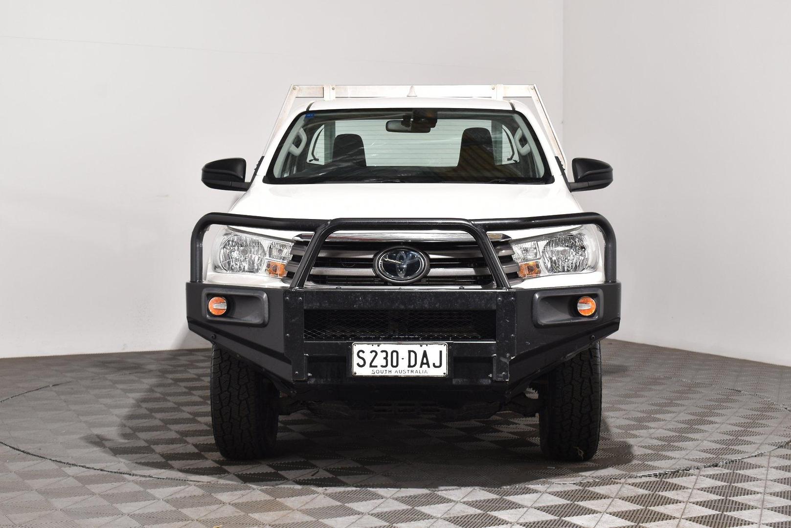 2023 Toyota Hilux SR — photo 3