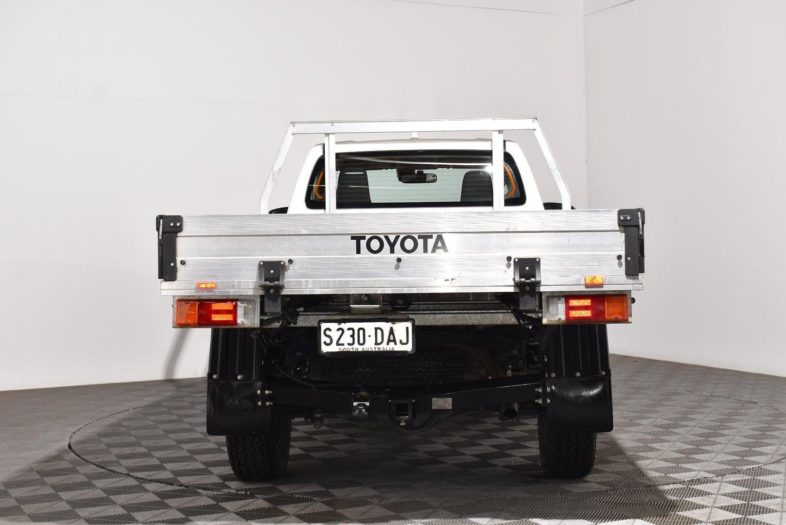 2023 Toyota Hilux SR — photo 4