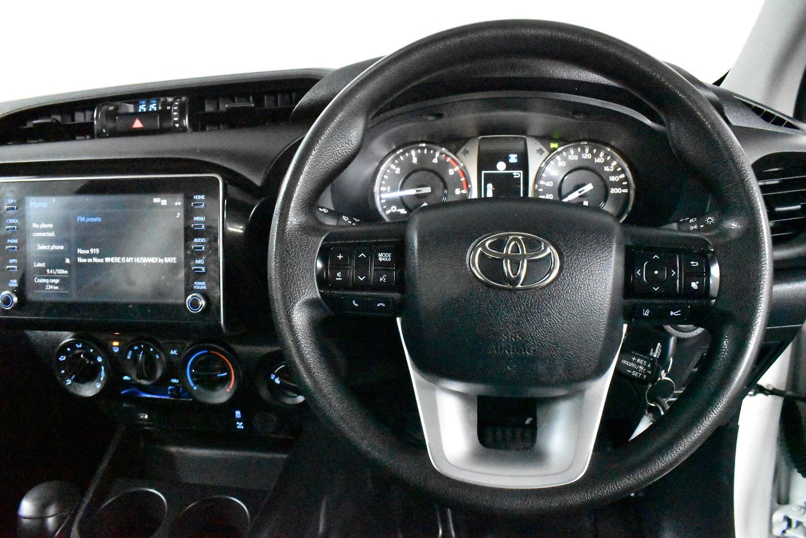 2023 Toyota Hilux SR — photo 5
