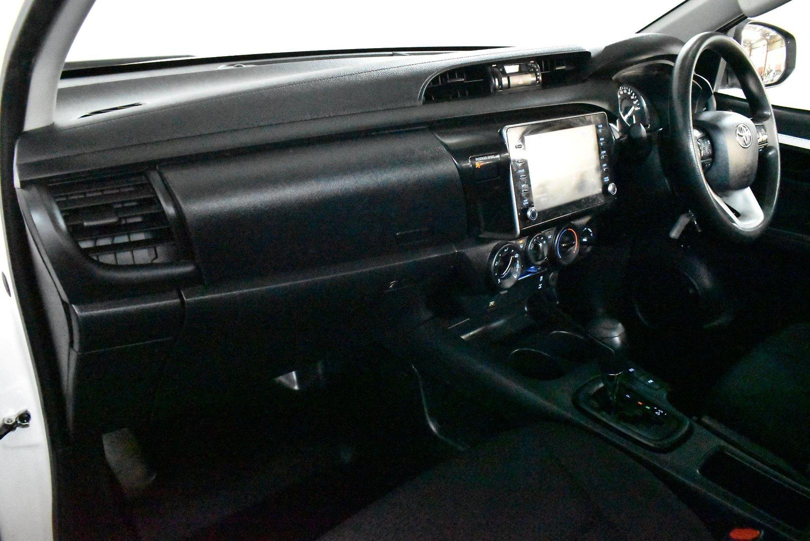 2023 Toyota Hilux SR — photo 6