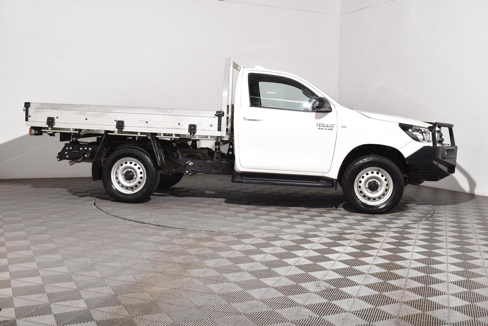 2023 Toyota Hilux SR — photo 9
