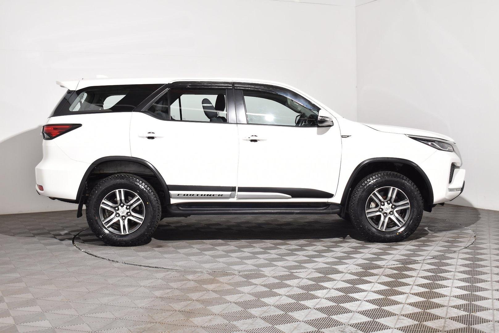 2022 Toyota Fortuner GX — photo 10