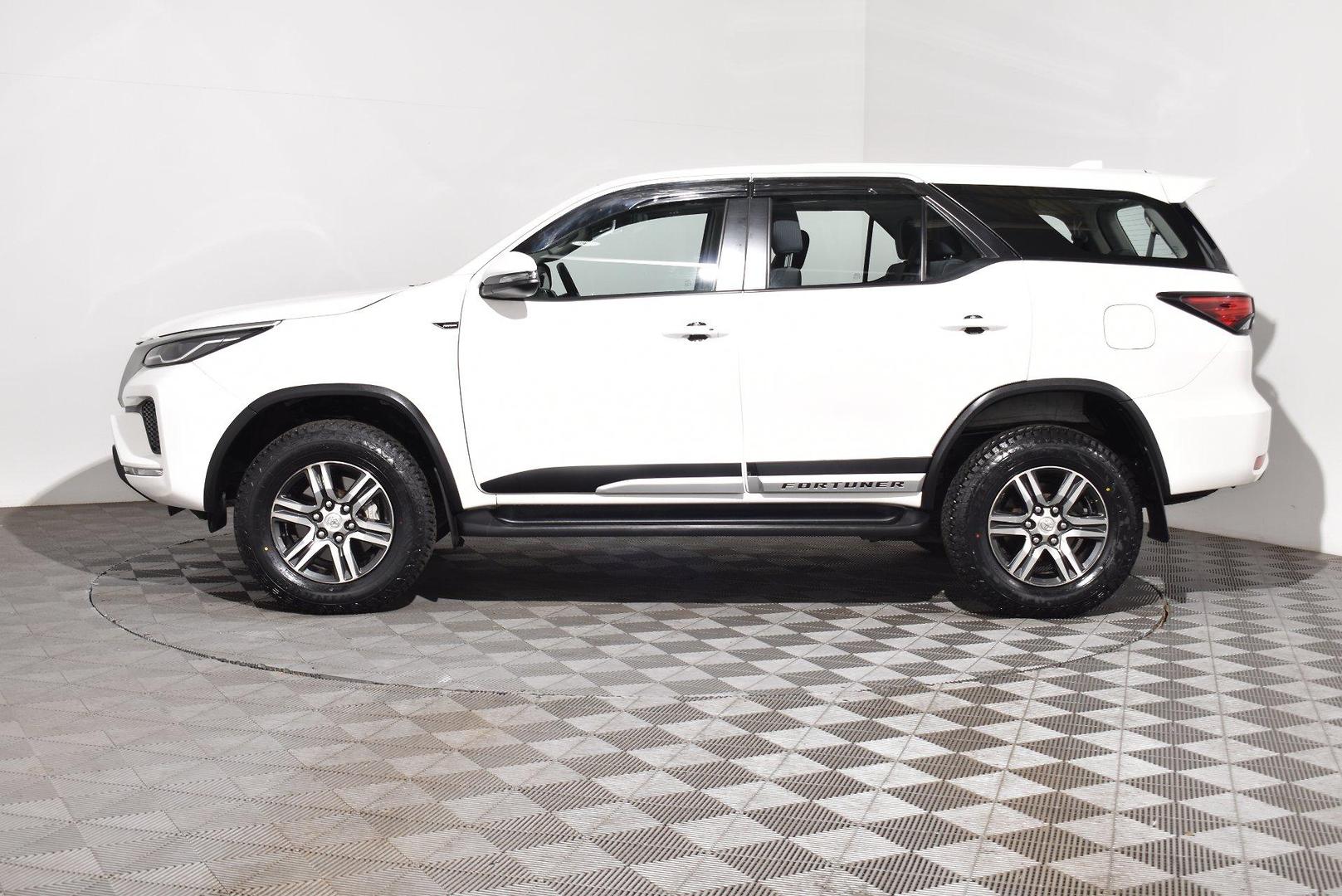 2022 Toyota Fortuner GX — photo 11