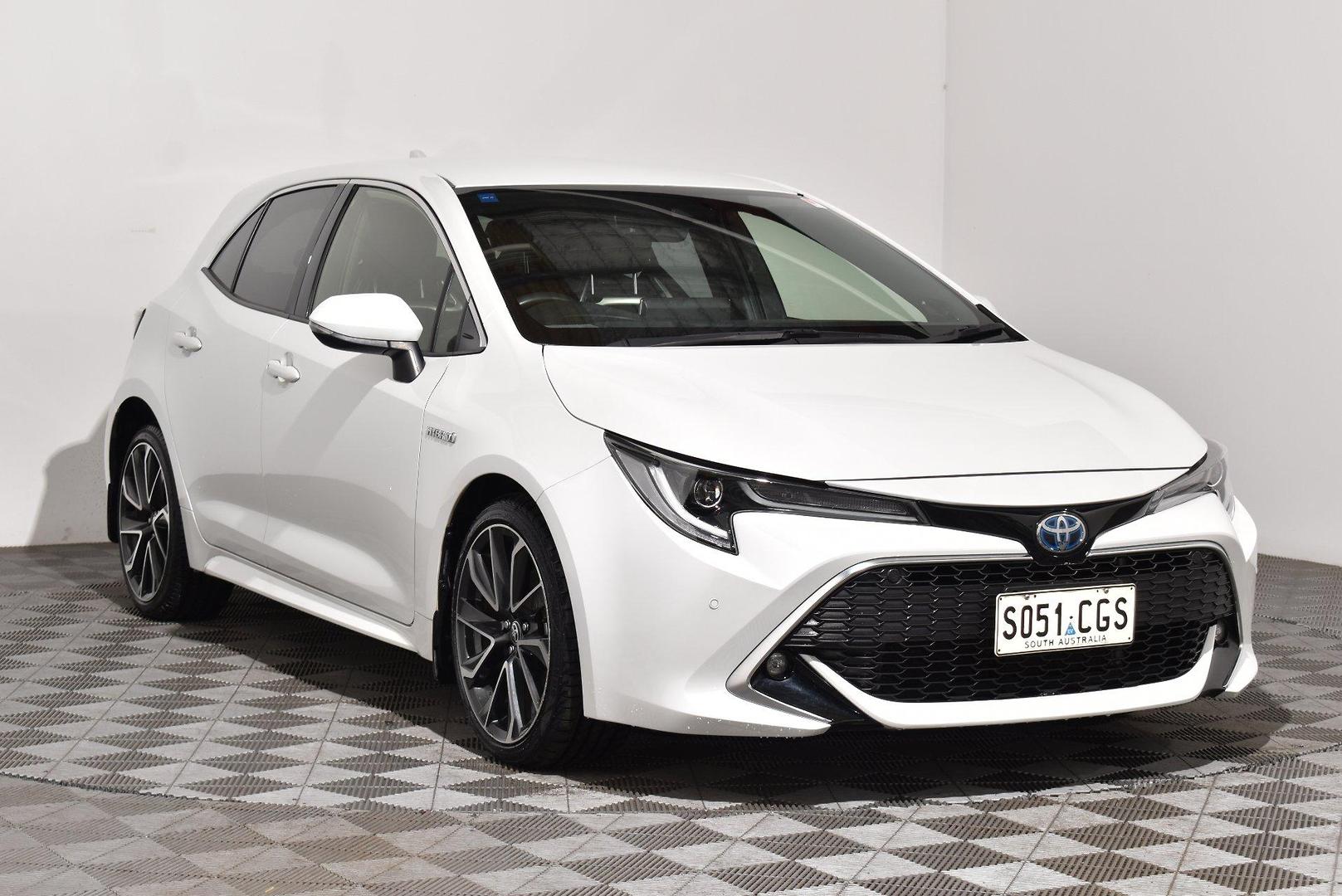 2020 Toyota Corolla ZR Hybrid — photo 1