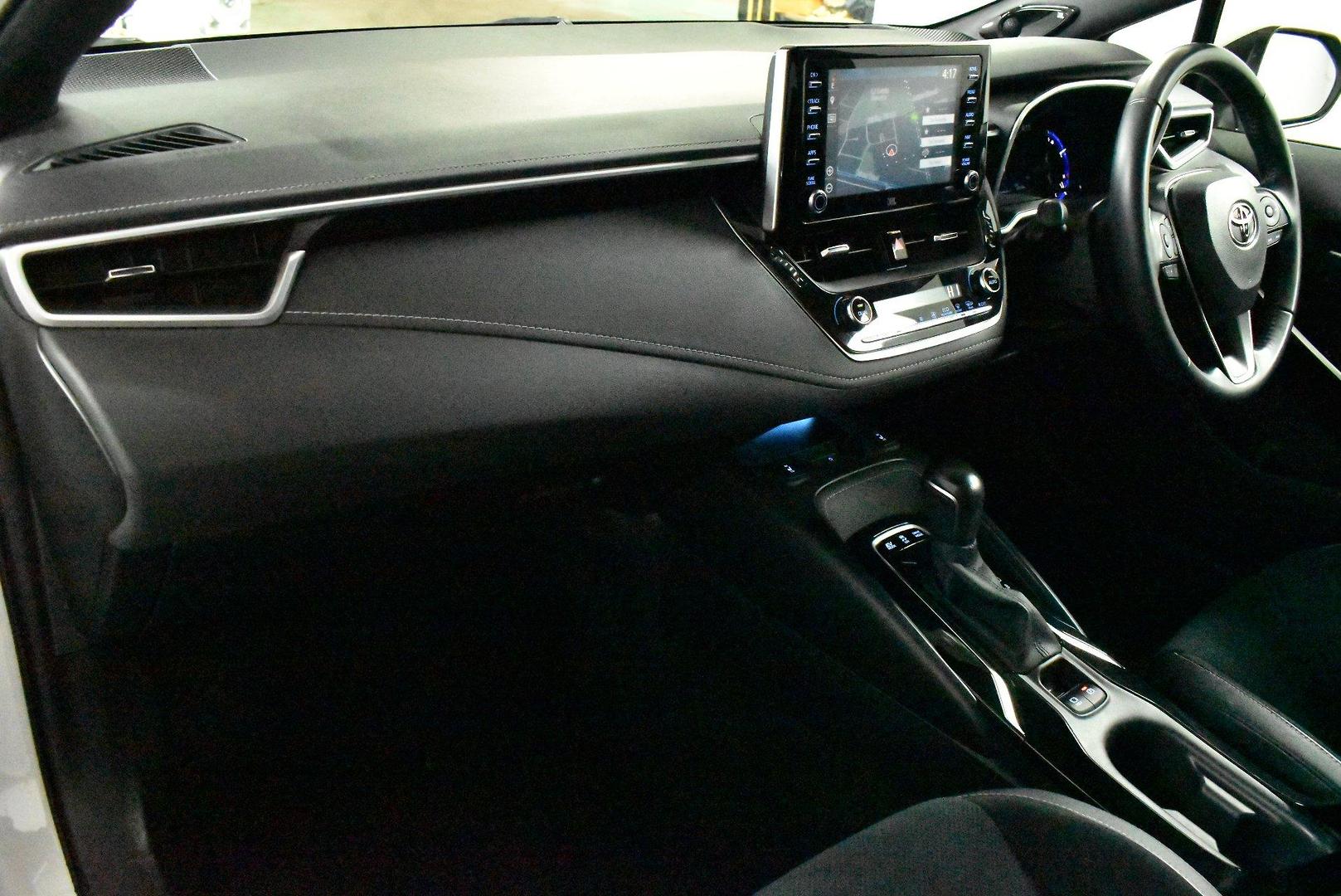 2020 Toyota Corolla ZR Hybrid — photo 10