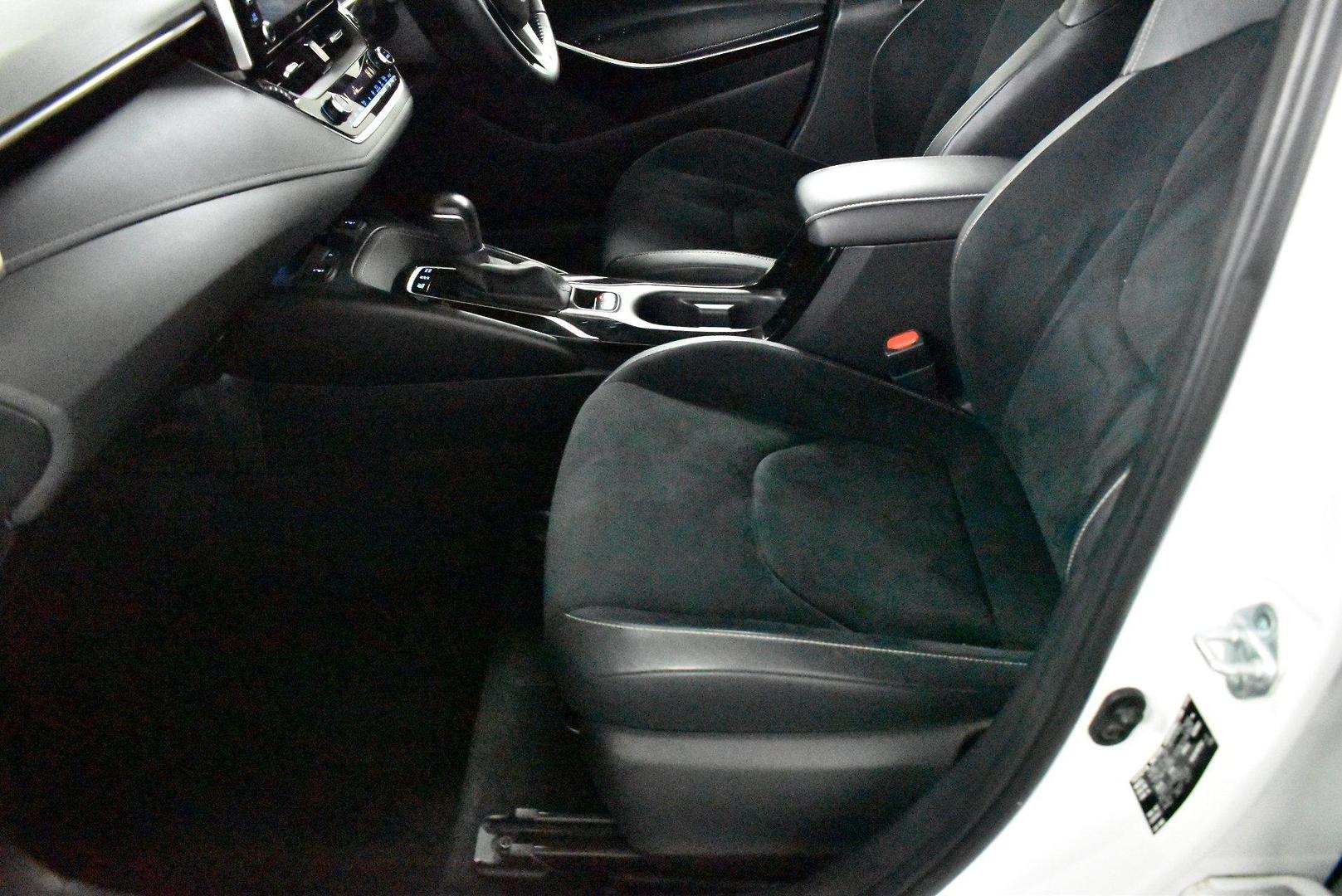 2020 Toyota Corolla ZR Hybrid — photo 11