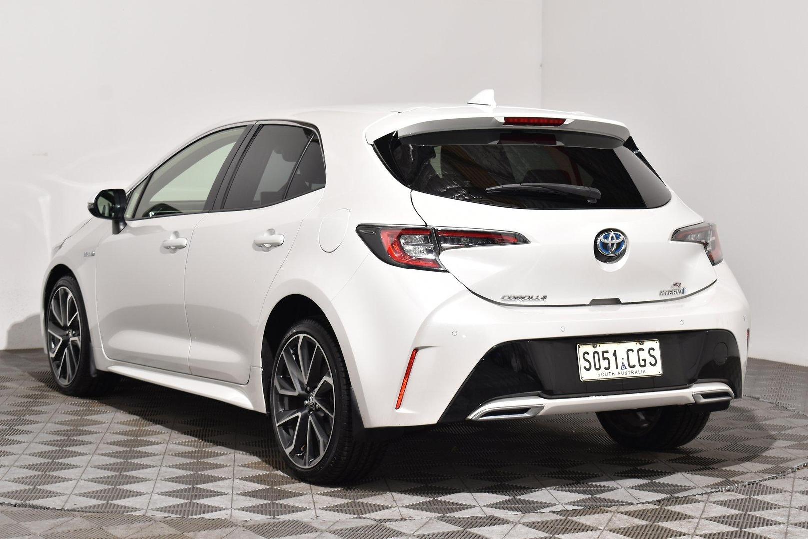 2020 Toyota Corolla ZR Hybrid — photo 2