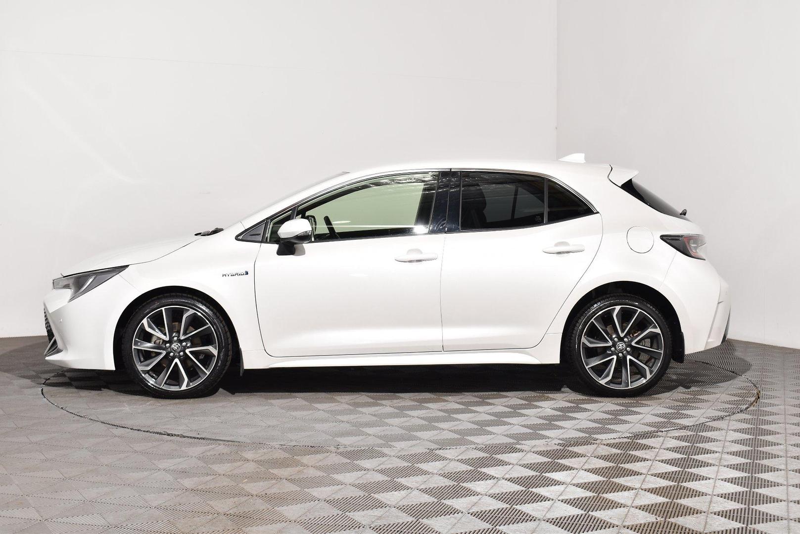2020 Toyota Corolla ZR Hybrid — photo 6