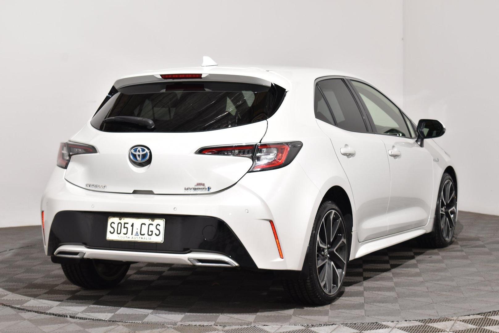 2020 Toyota Corolla ZR Hybrid — photo 8