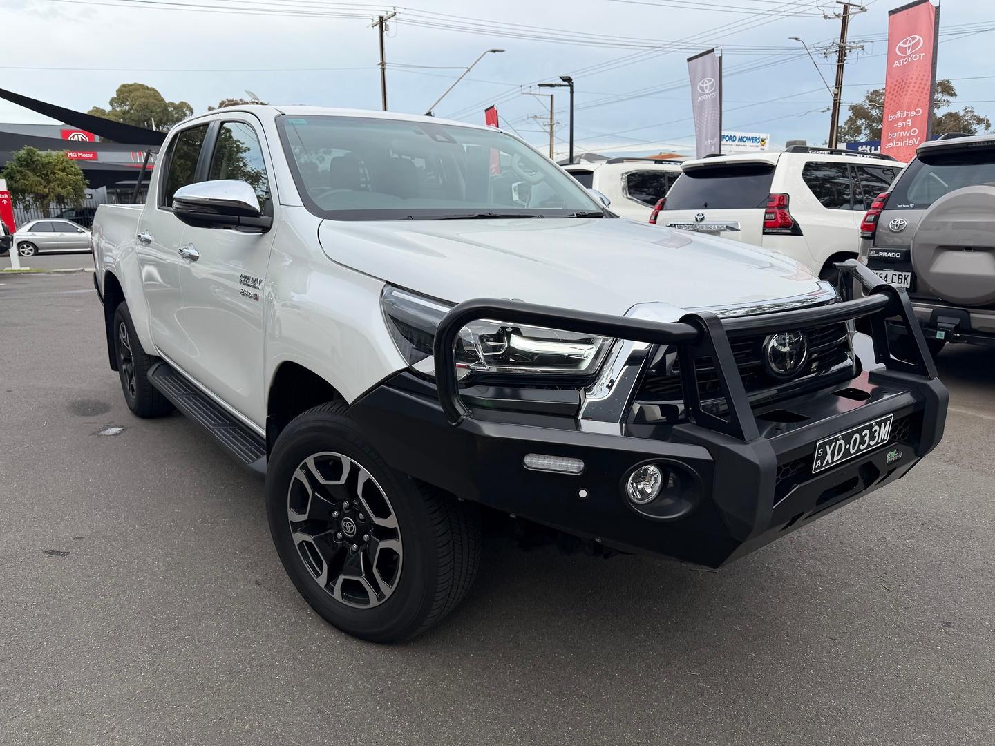 2023 Toyota Hilux SR5 — photo 1