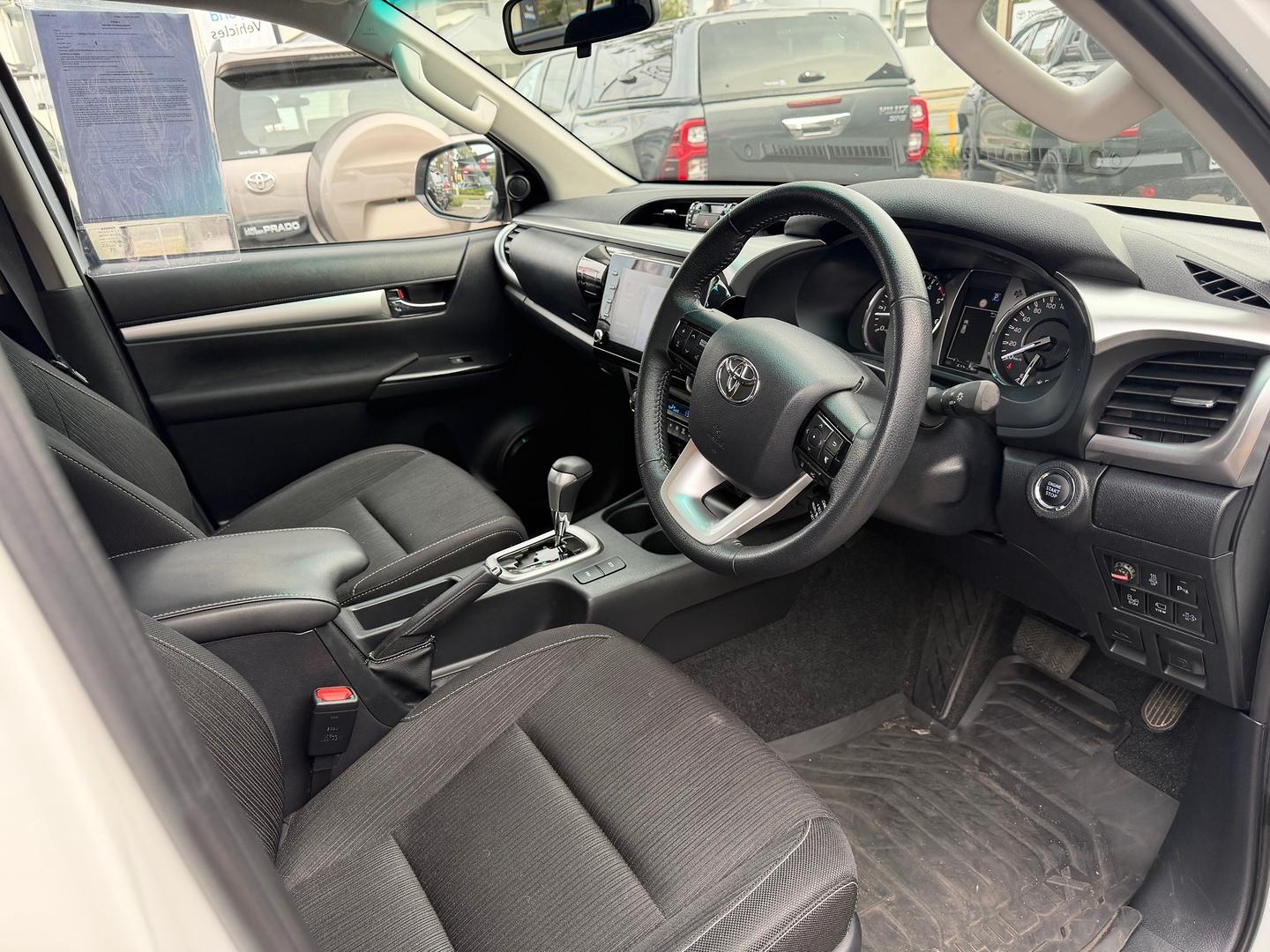 2023 Toyota Hilux SR5 — photo 9