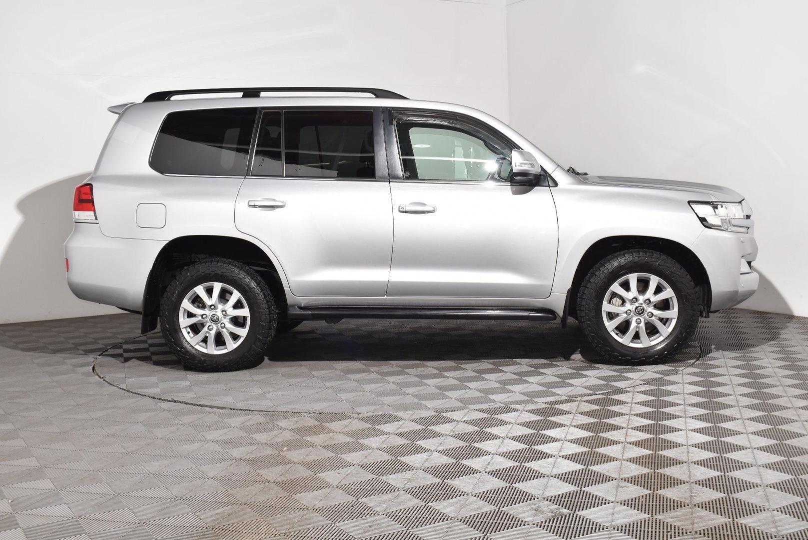 2020 Toyota Landcruiser VX — photo 10
