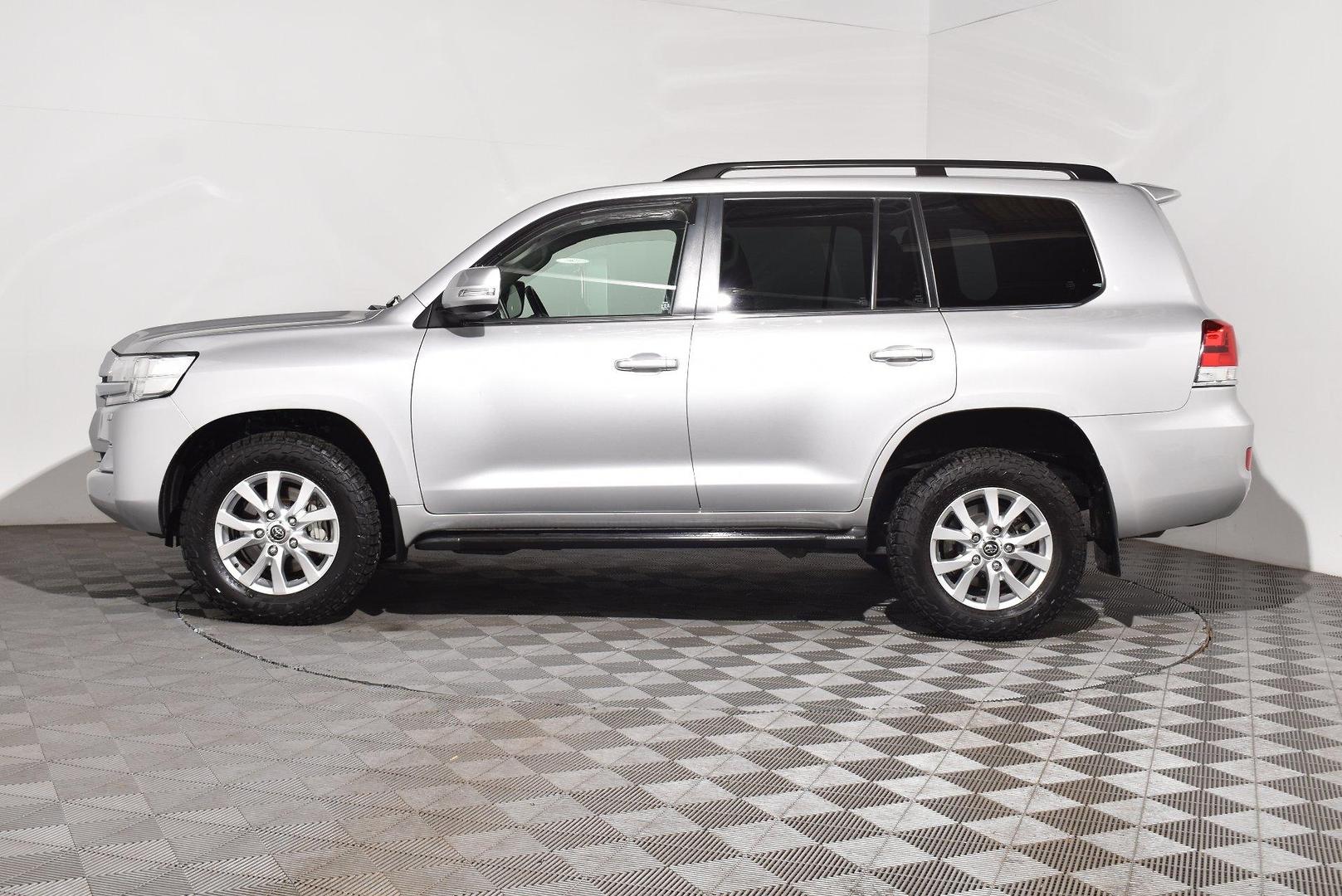 2020 Toyota Landcruiser VX — photo 11