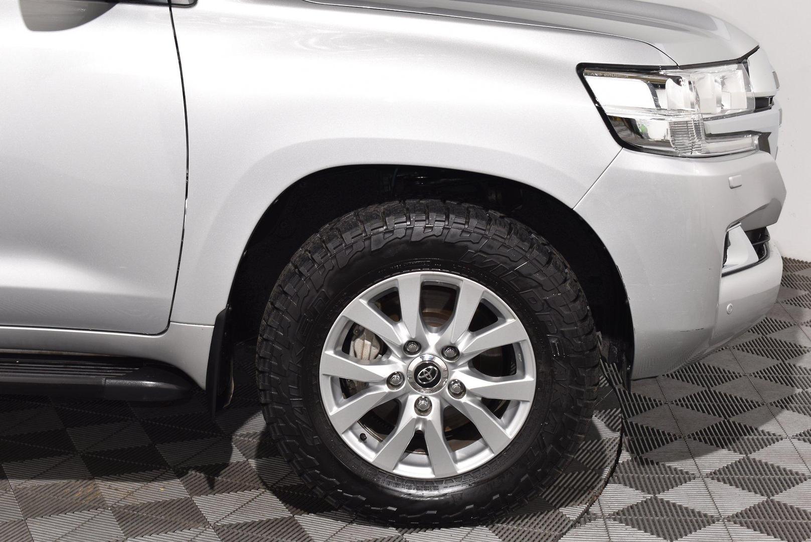 2020 Toyota Landcruiser VX — photo 18