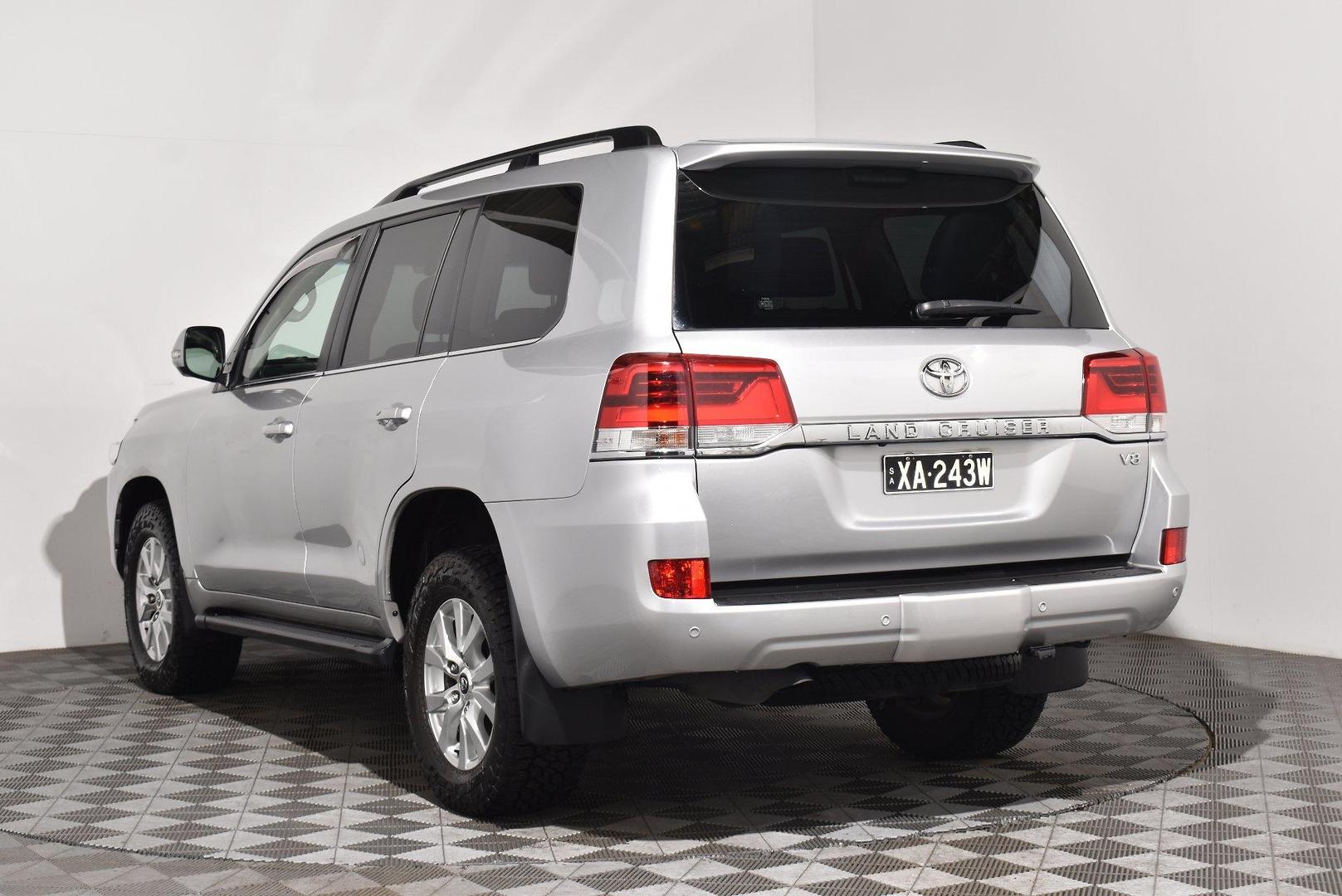 2020 Toyota Landcruiser VX — photo 2