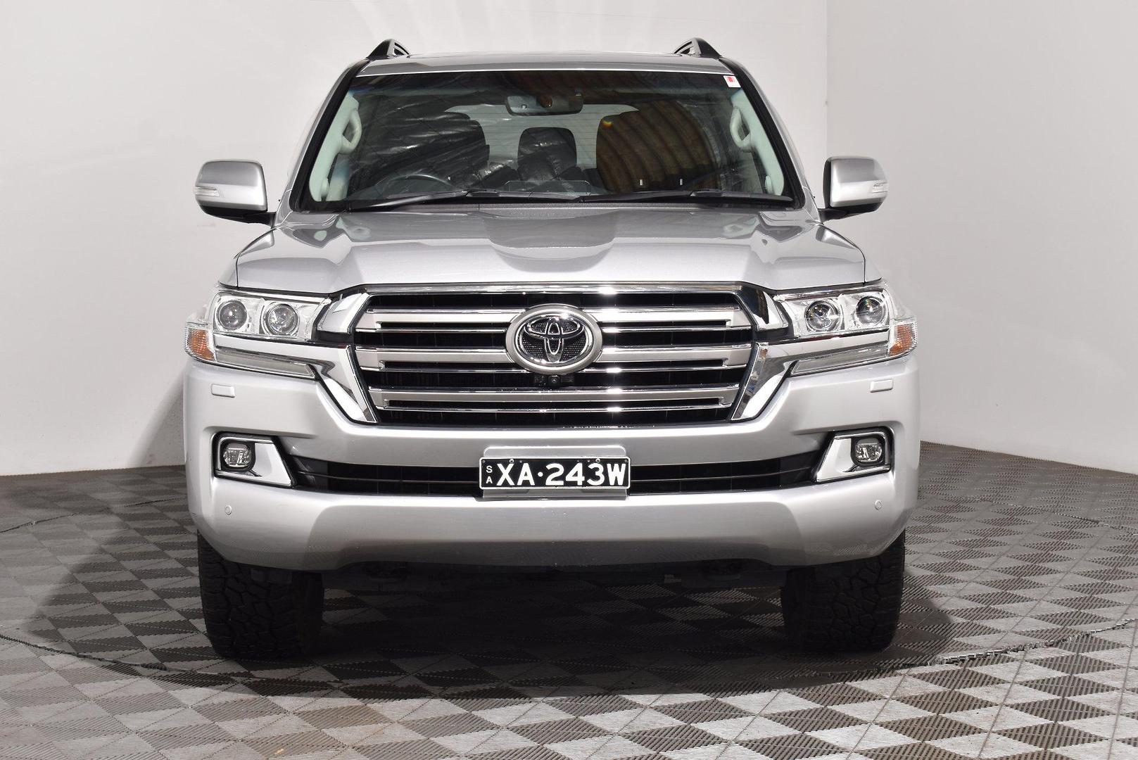 2020 Toyota Landcruiser VX — photo 3
