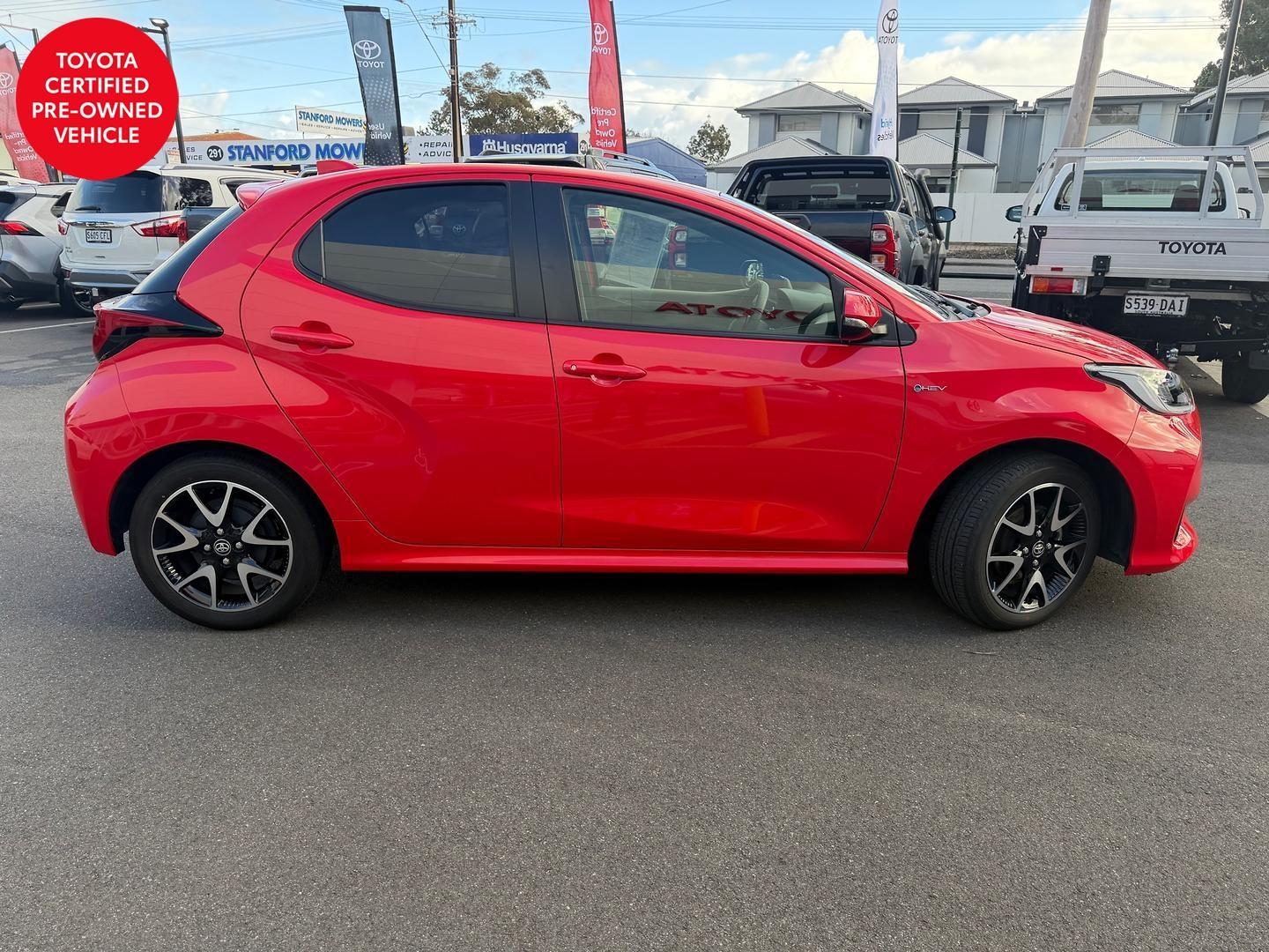 2025 Toyota Yaris SX Hybrid — photo 7
