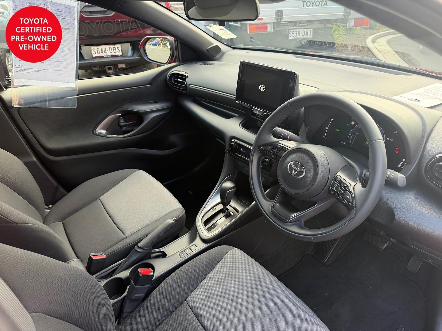2025 Toyota Yaris SX Hybrid — photo 9