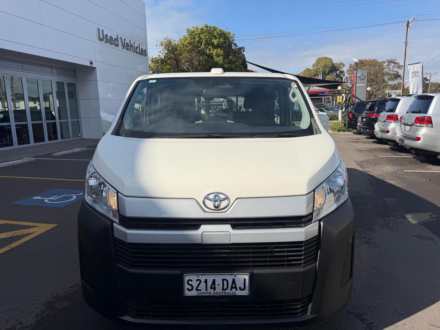 2024 Toyota Hiace — photo 10