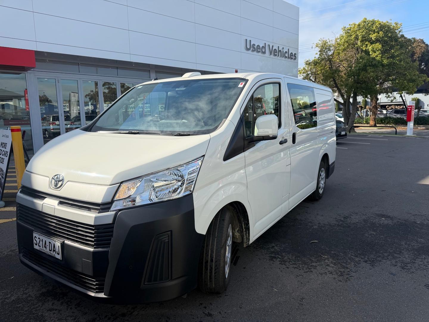 2024 Toyota Hiace — photo 2