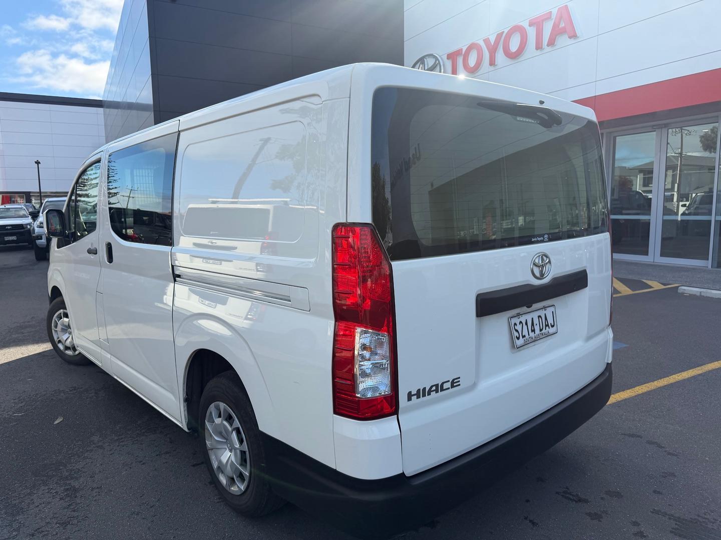2024 Toyota Hiace — photo 3