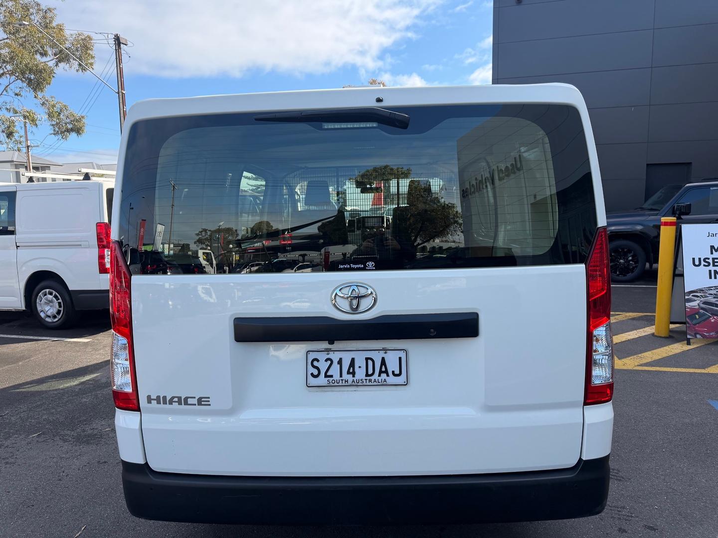 2024 Toyota Hiace — photo 4