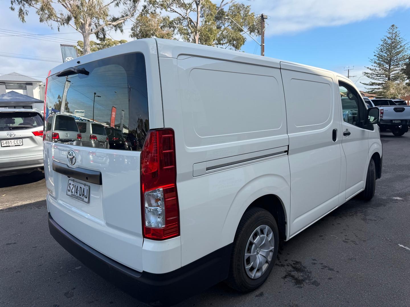2024 Toyota Hiace — photo 5