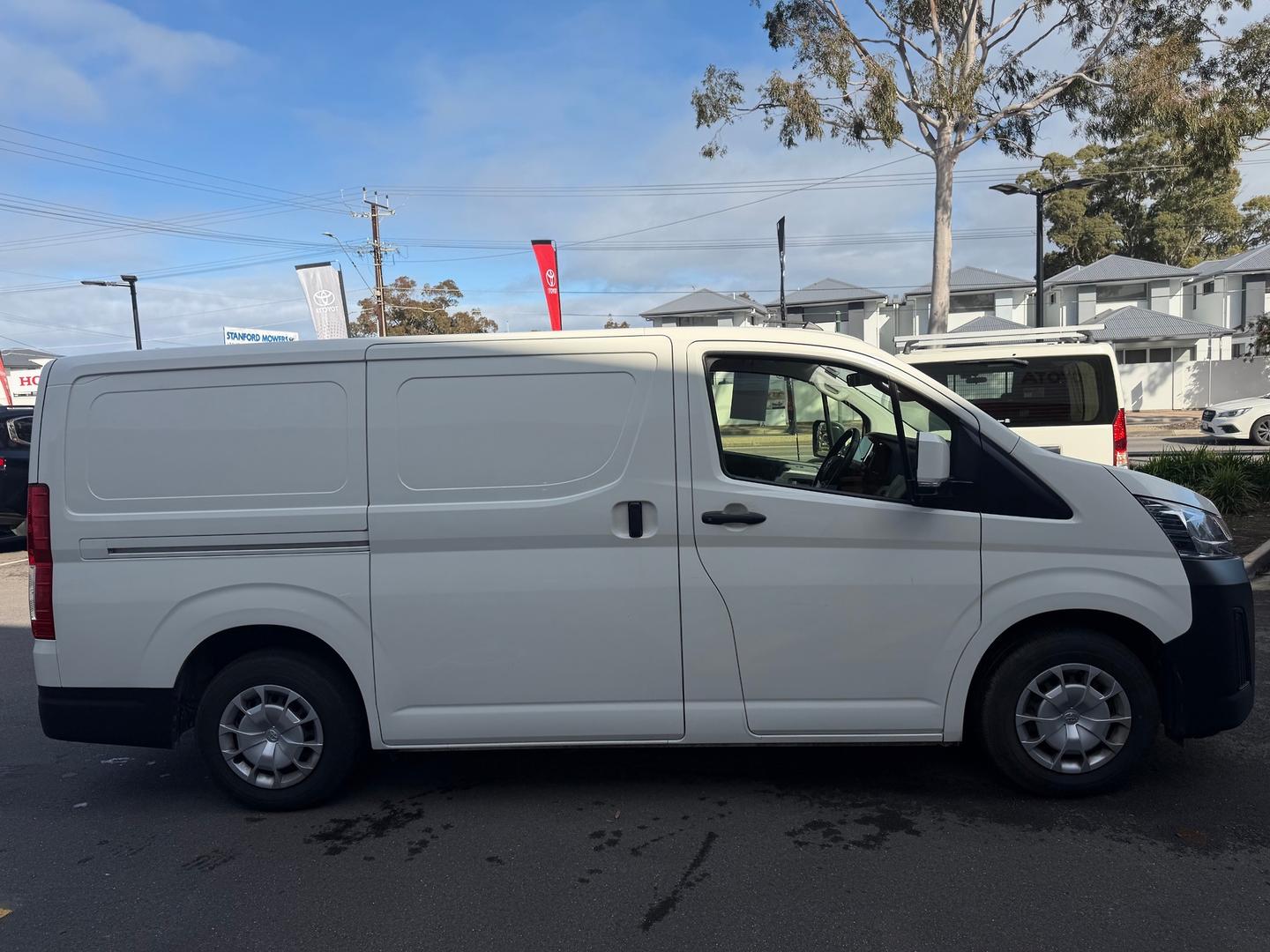 2024 Toyota Hiace — photo 6