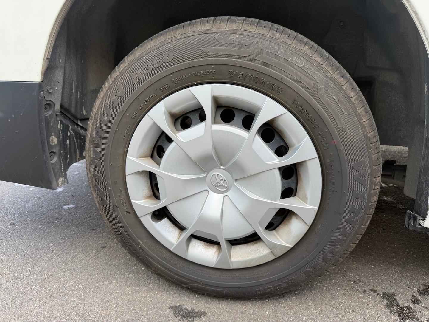 2024 Toyota Hiace — photo 7