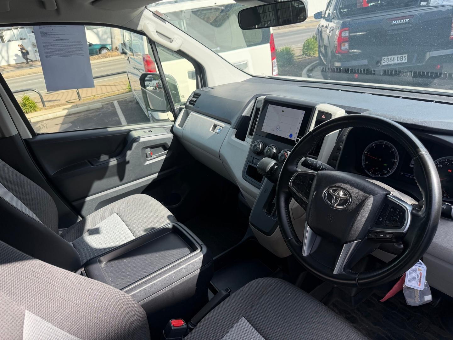 2024 Toyota Hiace — photo 8