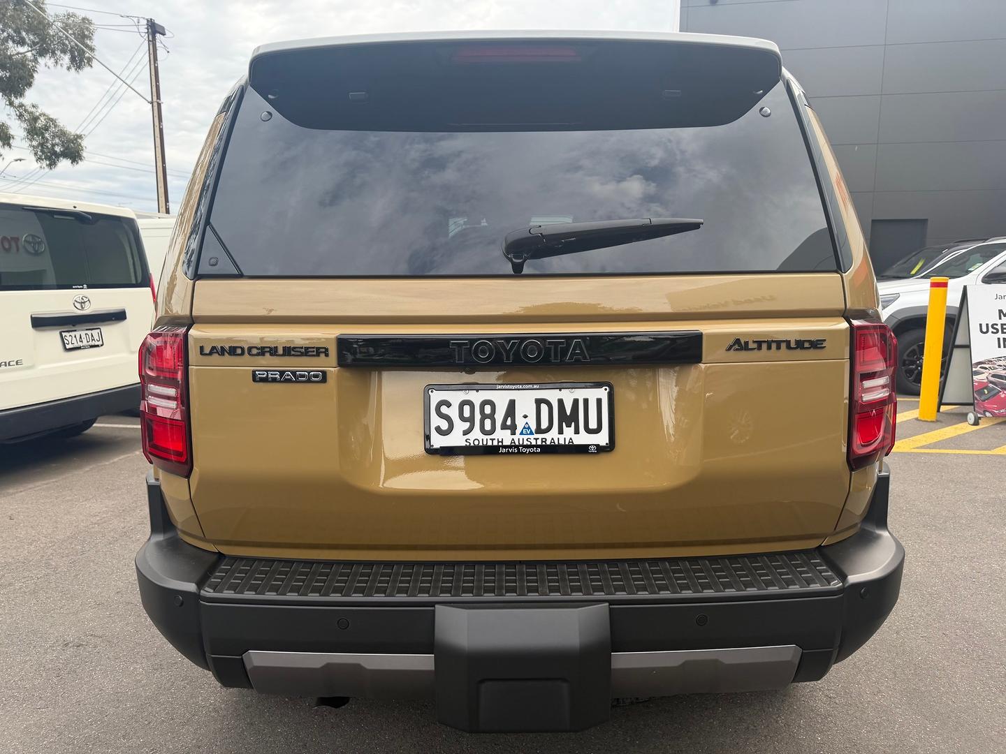 2025 Toyota Landcruiser Prado Altitude — photo 4