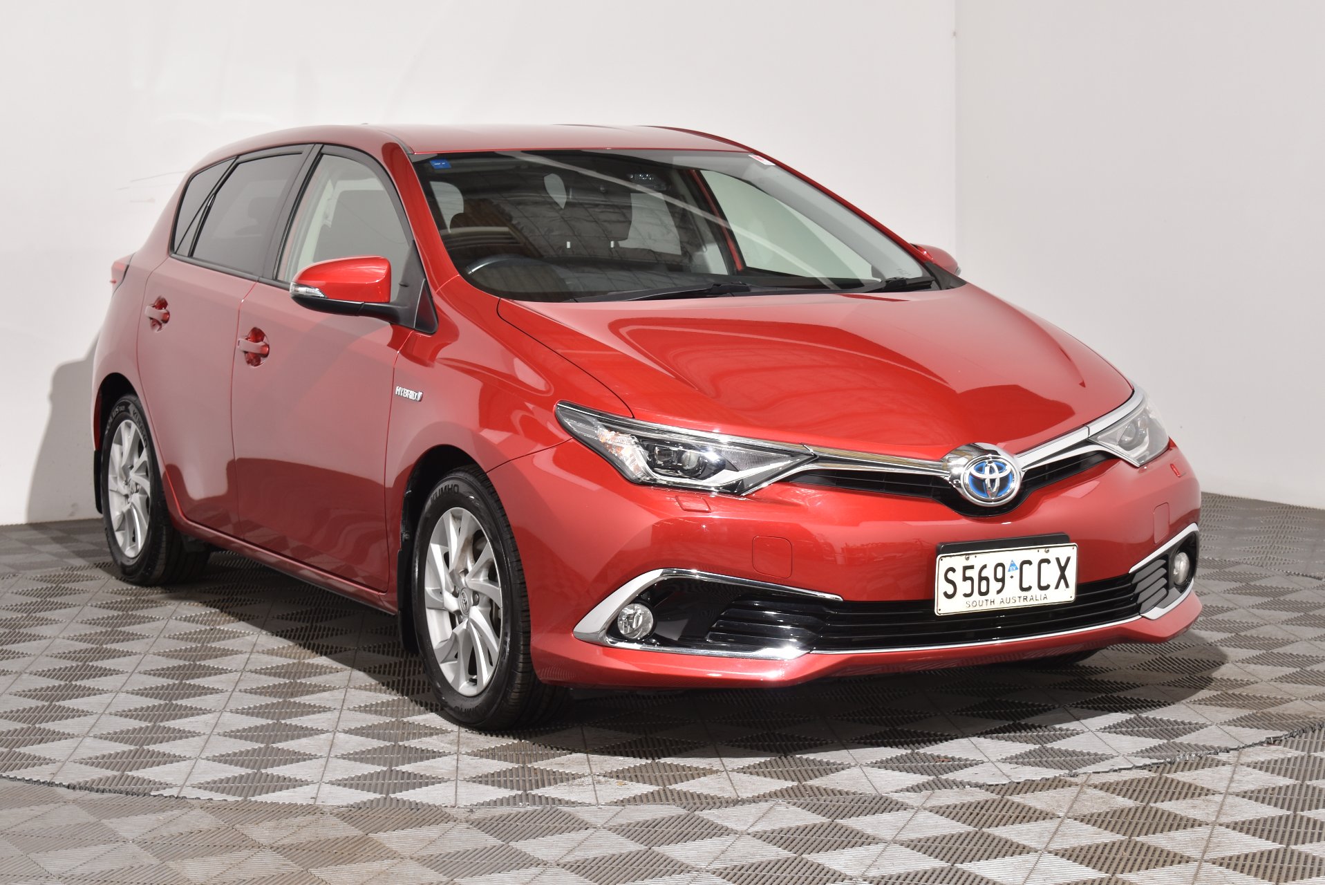 2017 Toyota Corolla Hybrid — photo 1