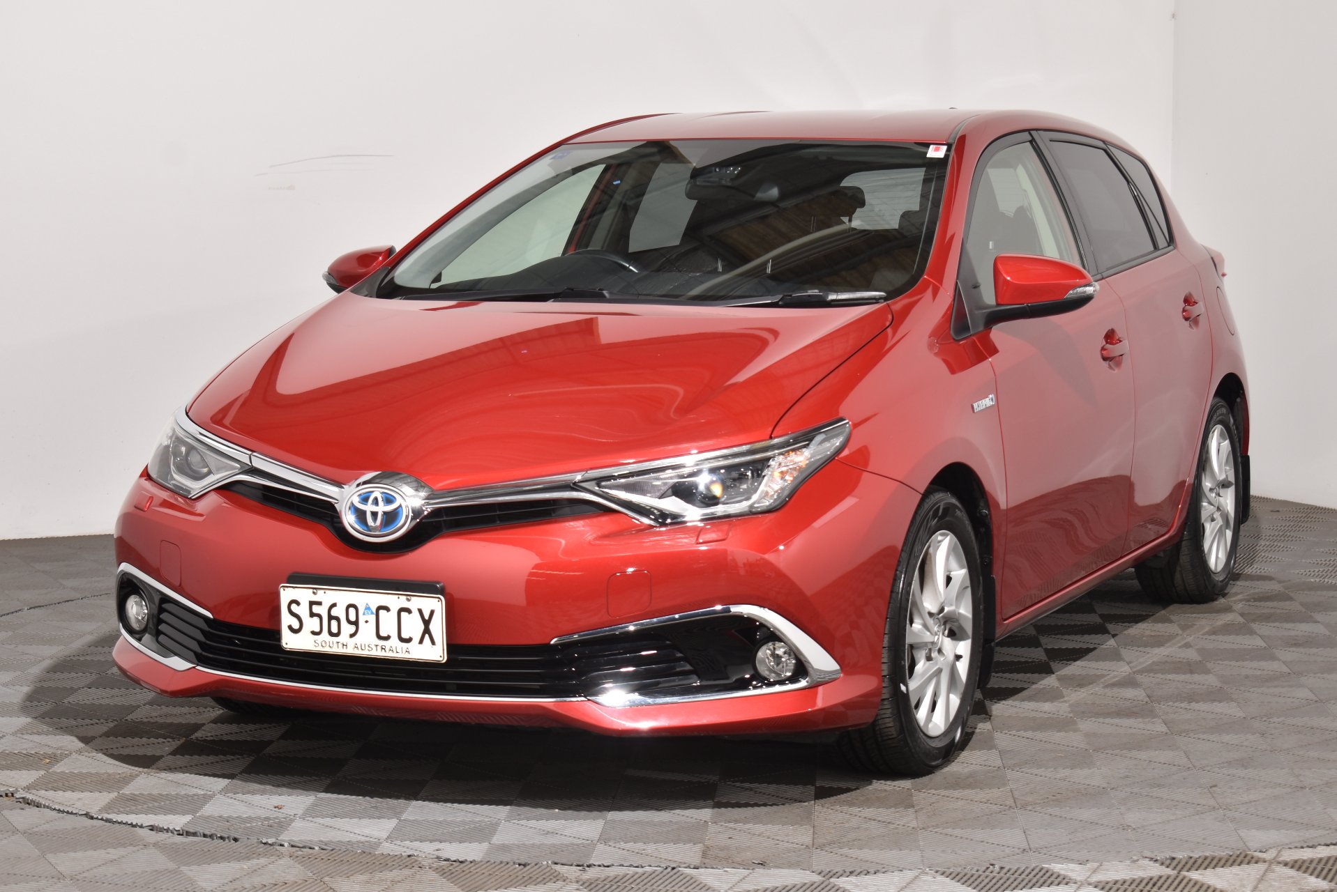 2017 Toyota Corolla Hybrid — photo 14