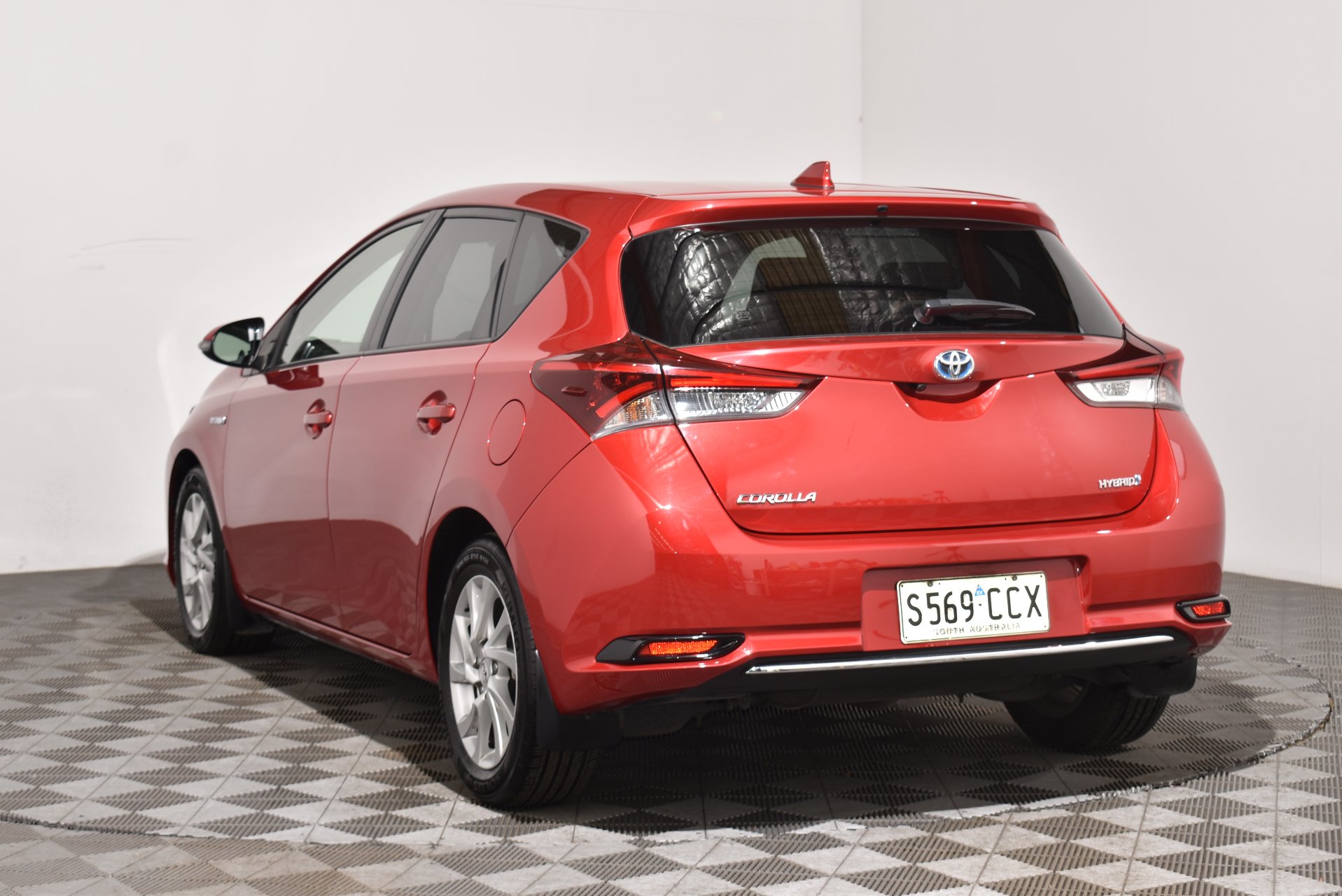 2017 Toyota Corolla Hybrid — photo 2