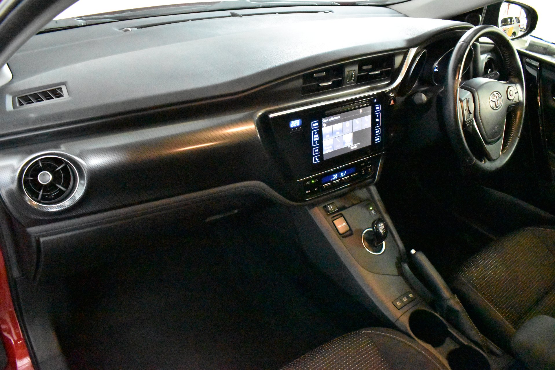 2017 Toyota Corolla Hybrid — photo 7