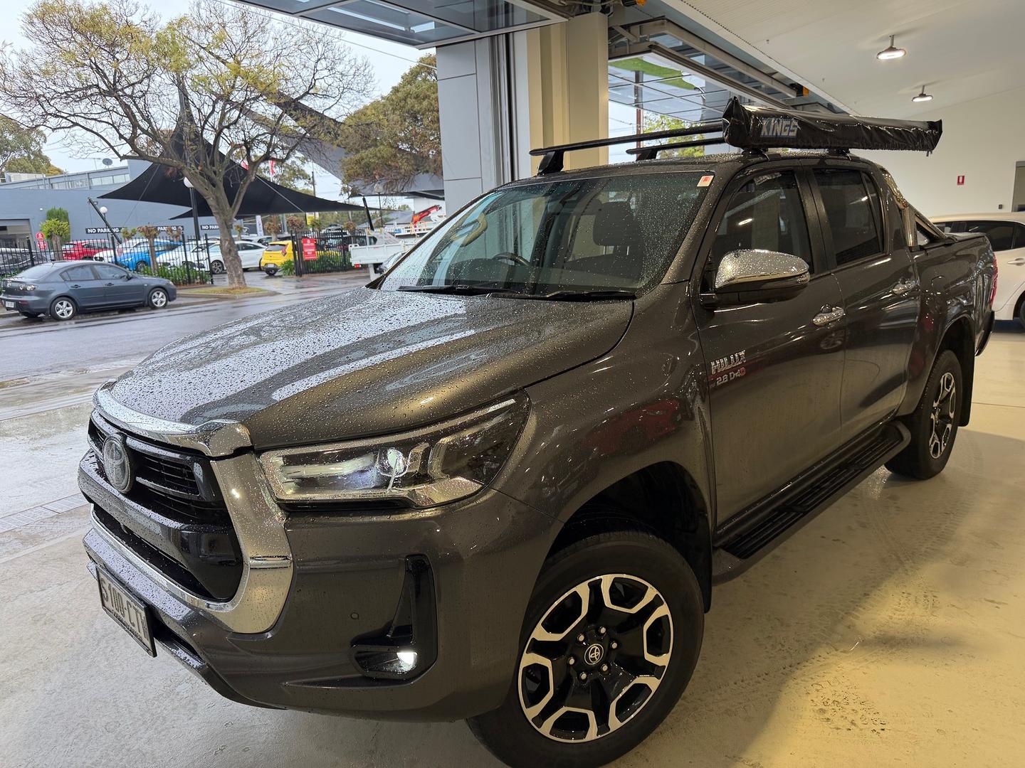 2022 Toyota Hilux SR5 — photo 1