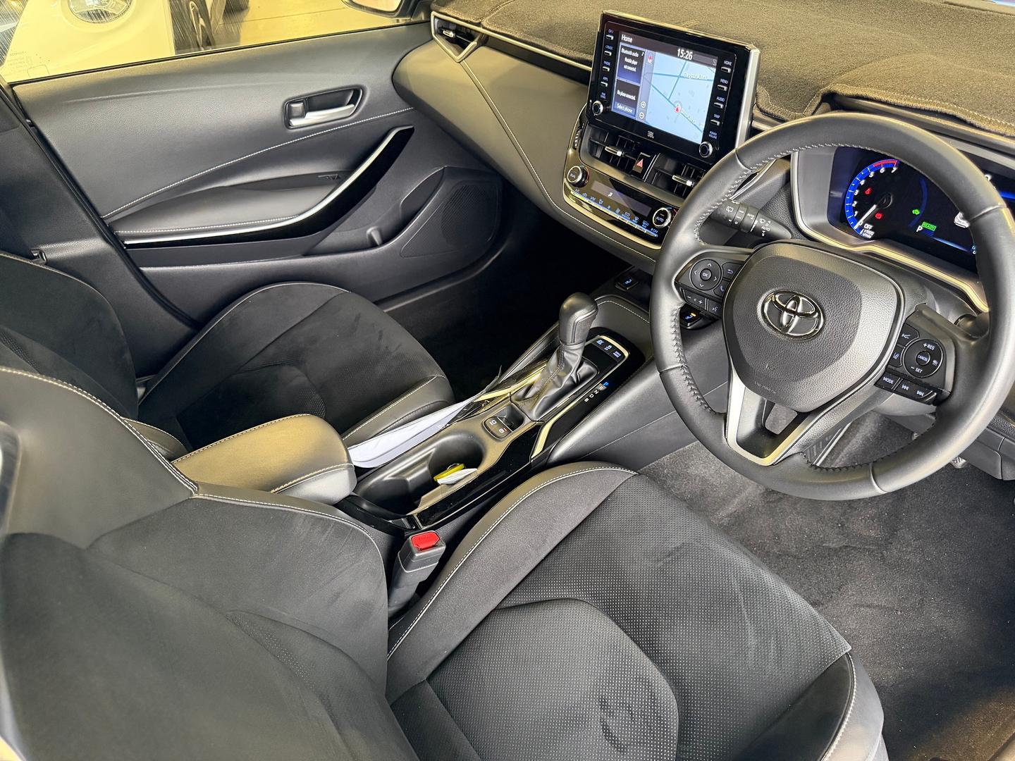 2022 Toyota Corolla ZR Hybrid — photo 8