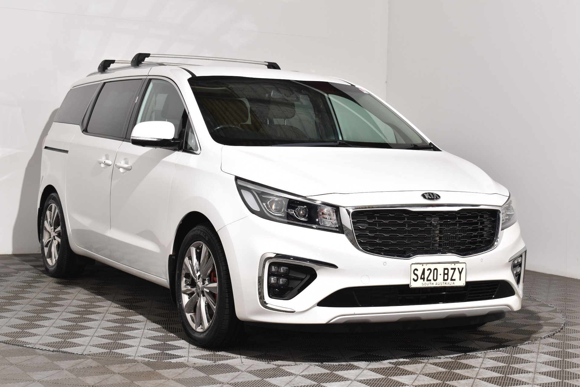 2019 Kia Carnival Platinum — photo 1