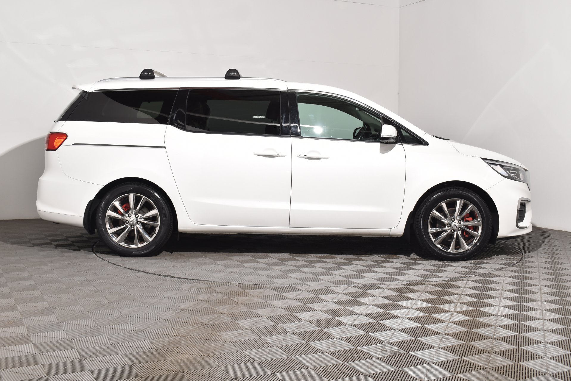 2019 Kia Carnival Platinum — photo 10