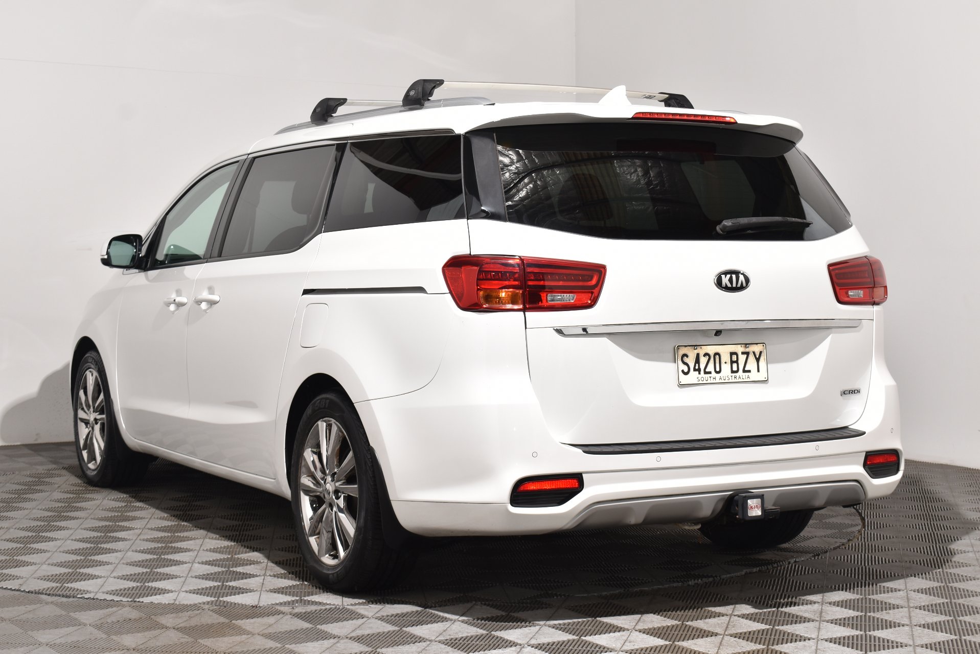 2019 Kia Carnival Platinum — photo 2