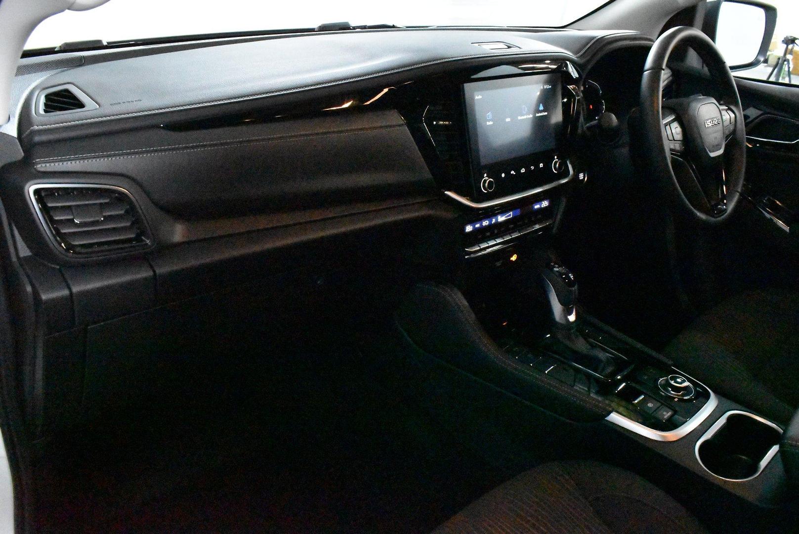 2026 Isuzu MU-X LSU — photo 6